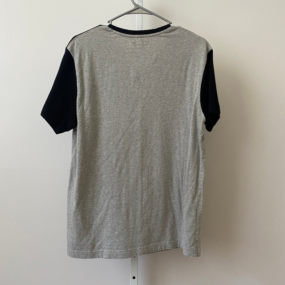GUESS Cotton Relaxed Rugged Colorblock Henley Shirt Large Gray Black Mens Tee - Picture 6 of 6